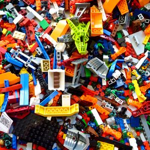 Titelbild Lego-Bausteine Periodensystem der KI